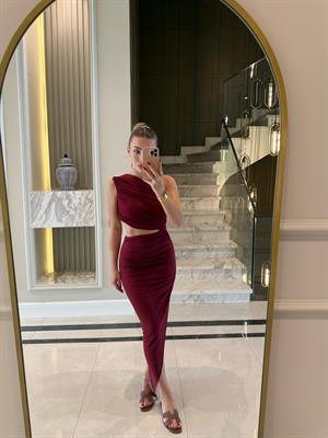 Bordo Asimetrik Kesim Drapeli Yırtmaçlı Elbise