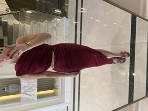 Bordo Asimetrik Kesim Drapeli Yırtmaçlı Elbise