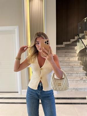 Ekru Gold Düğmeli Petek Örgü Triko Yelek