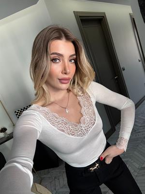 Ekru V Yaka Dantelli Bluz