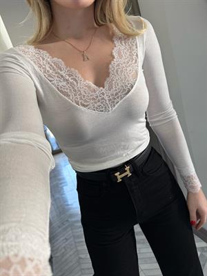 Ekru V Yaka Dantelli Bluz