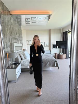 Neyba Gold Broş Detaylı  Dekolteli Uzun Kollu Elbise Siyah