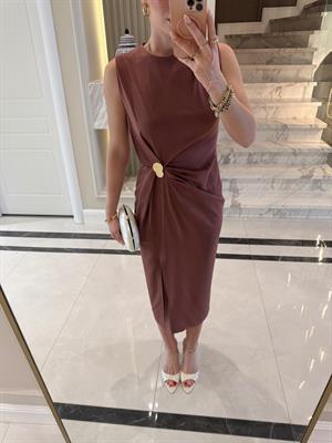 Gül Kurusu Metal Aksesuarlı Sıfır Kol Elbise