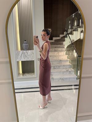 Gül Kurusu Metal Aksesuarlı Sıfır Kol Elbise