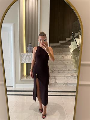 Kahve Aksesuar Detaylı Yırtmaçlı Triko Elbise