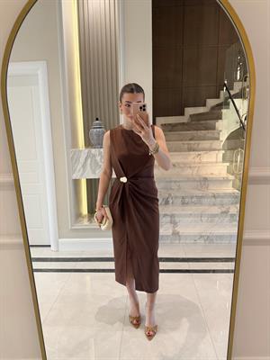 Kahve Metal Aksesuarlı Sıfır Kol Elbise