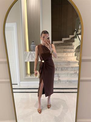 Kahve Metal Aksesuarlı Sıfır Kol Elbise