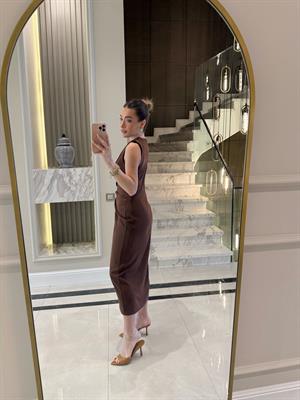 Kahve Metal Aksesuarlı Sıfır Kol Elbise