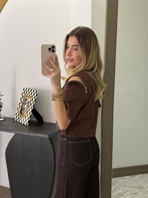 Kahve Rengi Omzu Fermuarlı Tişört- 251005