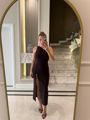 Kahverengi Aksesuar Detaylı Yırtmaçlı Triko Elbise