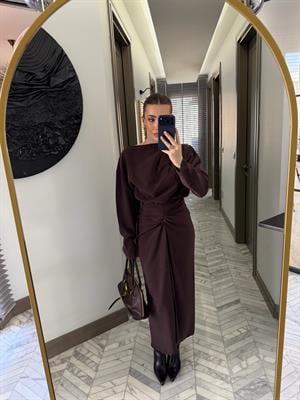 Kahverengi Asimetrik Burgu Detaylı Etek-Bluz Takım
