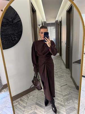 Kahverengi Asimetrik Burgu Detaylı Etek-Bluz Takım
