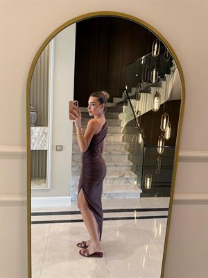 Kahverengi Asimetrik Kesim Drapeli Yırtmaçlı Elbise