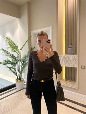 Kahverengi Yakadan Boncuklu Bluz-1047