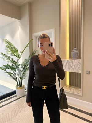 Kahverengi Yakadan Boncuklu Bluz-1047