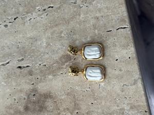 Kare Ekru Sedef Taşlı Küpe