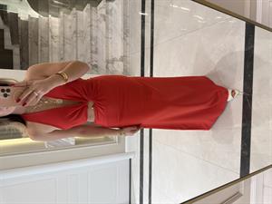 Kırmızı Pencere Detaylı Boyundan Askılı Uzun Elbise 