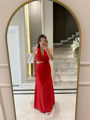 Kırmızı Pencere Detaylı Boyundan Askılı Uzun Elbise 