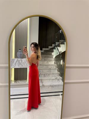 Kırmızı Pencere Detaylı Boyundan Askılı Uzun Elbise 