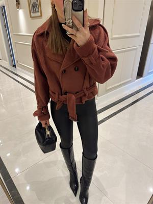 Marka Model Bordo Kemer Detaylı Kısa Yumoş Kaşe Ceket