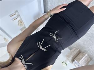 Marka Model Parlak Taşlı Fiyonklu Siyah Mini Elbise