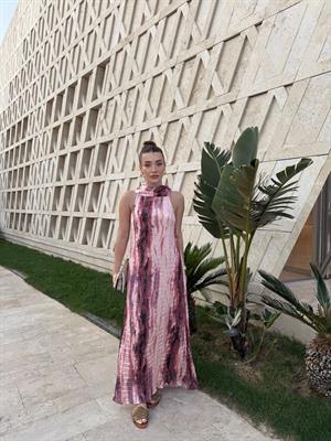 Saten Boyun Detaylı Batik Desenli Elbise