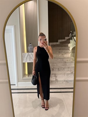 Siyah Aksesuar Detaylı Yırtmaçlı Triko Elbise