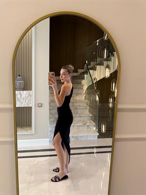 Siyah Asimetrik Kesim Drapeli Yırtmaçlı Elbise