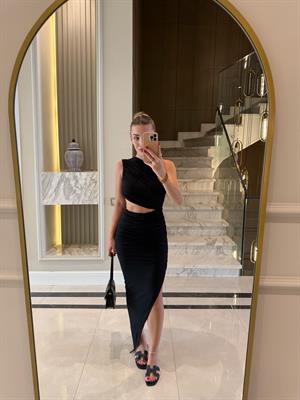 Siyah Asimetrik Kesim Drapeli Yırtmaçlı Elbise