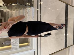 Siyah Asimetrik Kesim Drapeli Yırtmaçlı Elbise