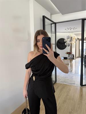 Siyah Broş Detaylı Degaje Yaka Saten Takım 
