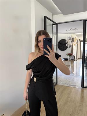 Siyah Broş Detaylı Degaje Yaka Saten Takım 