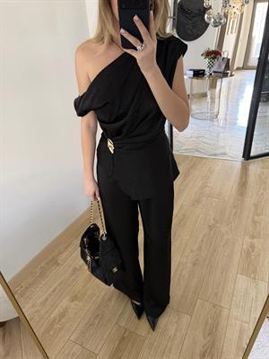 Siyah Broş Detaylı Degaje Yaka Saten Takım 