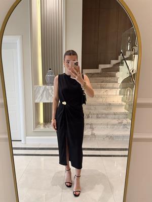 Siyah Metal Aksesuarlı Sıfır Kol Elbise