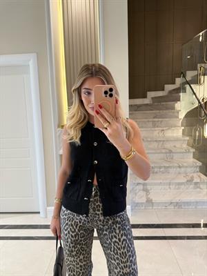 Siyah Önü Düğmeli Triko Yelek