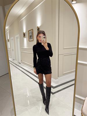 Siyah Pullu Fırfır Detaylı Şort Etek