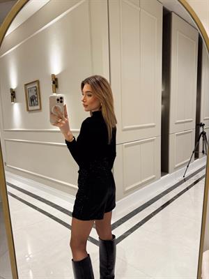 Siyah Pullu Fırfır Detaylı Şort Etek