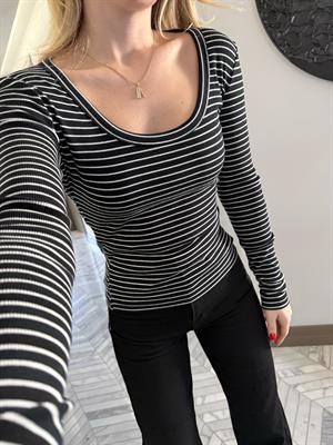 Siyah Üzerine Beyaz Çizgili Havuz Yaka Fitilli Triko Body