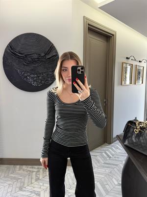 Siyah Üzerine Beyaz Çizgili Havuz Yaka Fitilli Triko Body