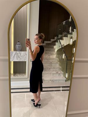 Siyah Vücuda Oturan Midi Elbise