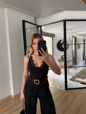 Siyah Yakası Dantelli Askılı Bodysuit
