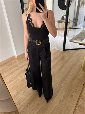 Siyah Yakası Dantelli Askılı Bodysuit