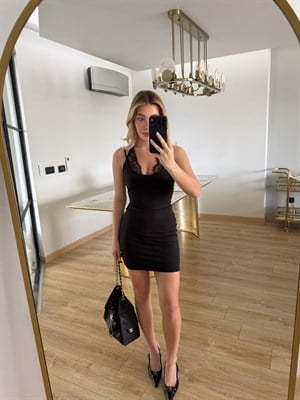 Siyah Yakası Dantelli Kısa Elbise 