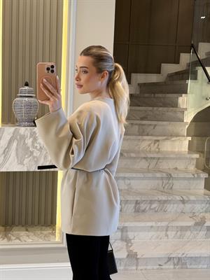 Taş Kemerli Oversize Ceket- ÖN SİPARİŞ ÜRÜNÜDÜR KARGO ÇIKIŞI 08.09.2025 TARİHİNDE OLACAK