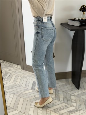Yıkamalı Mavi Kesik Paçalı Boy Fit Jean 