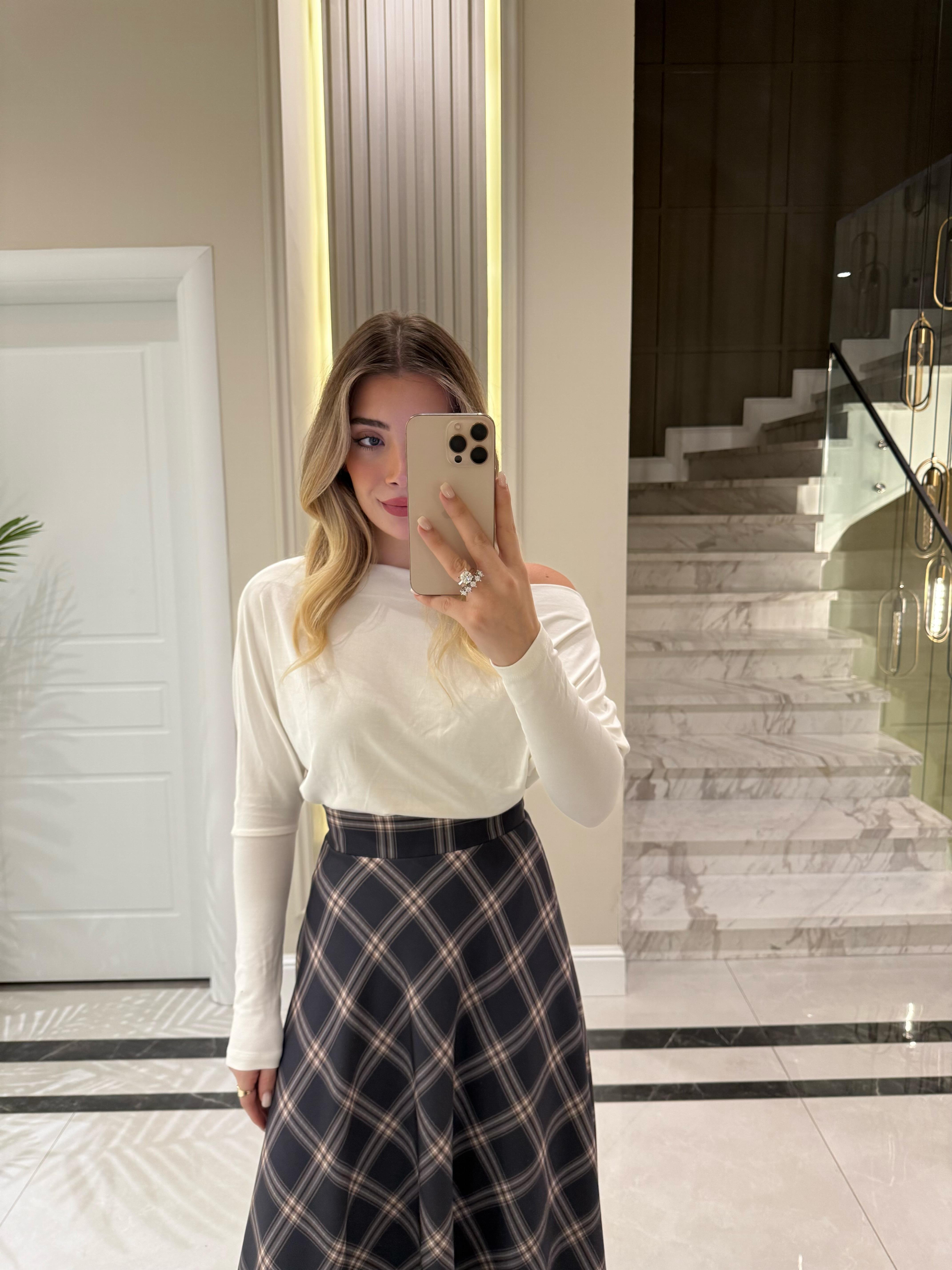 Açık Ekru Omzu Düşük Bluz-1069