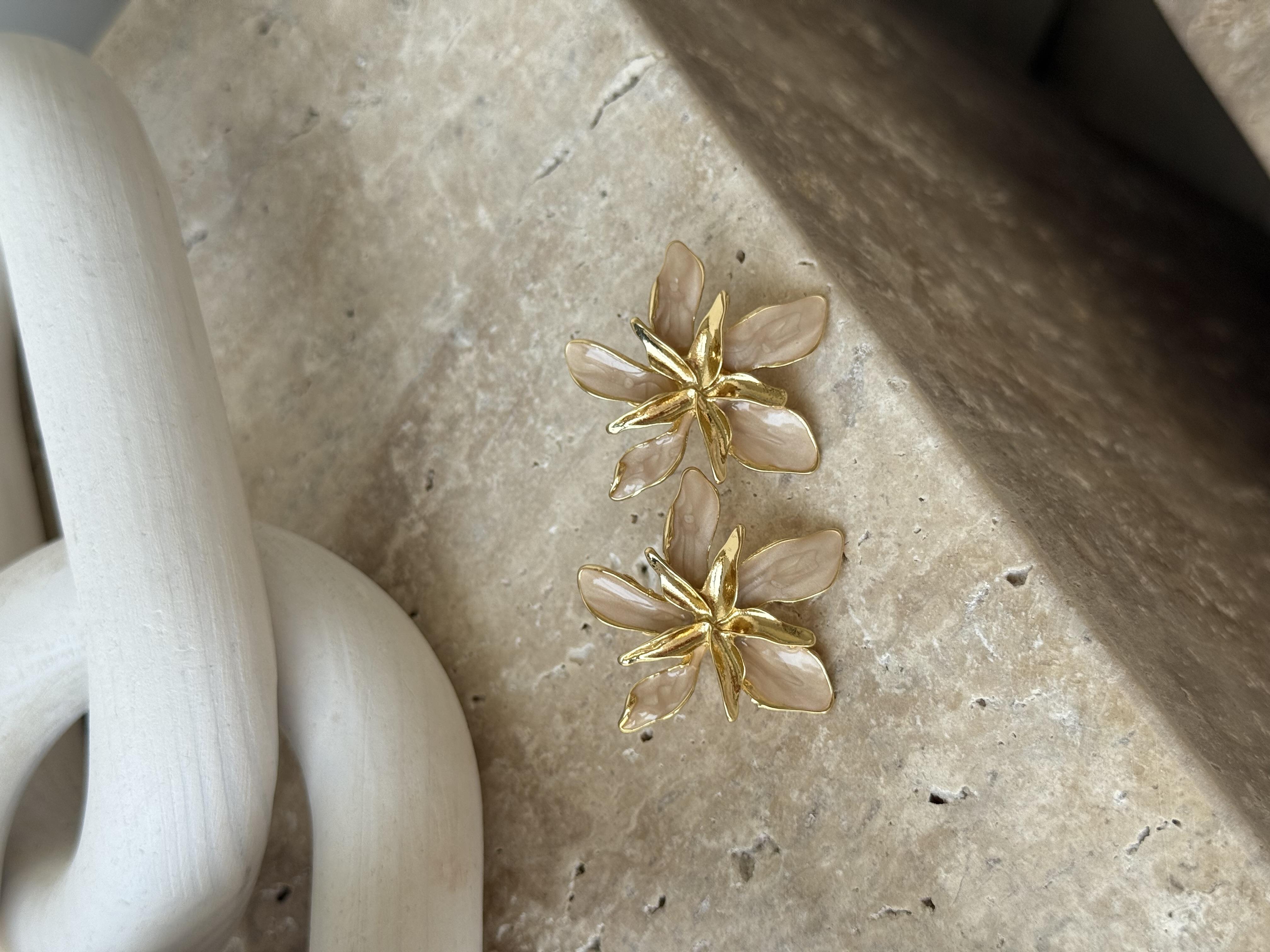 Bej Mineli Mini Çiçek Küpe