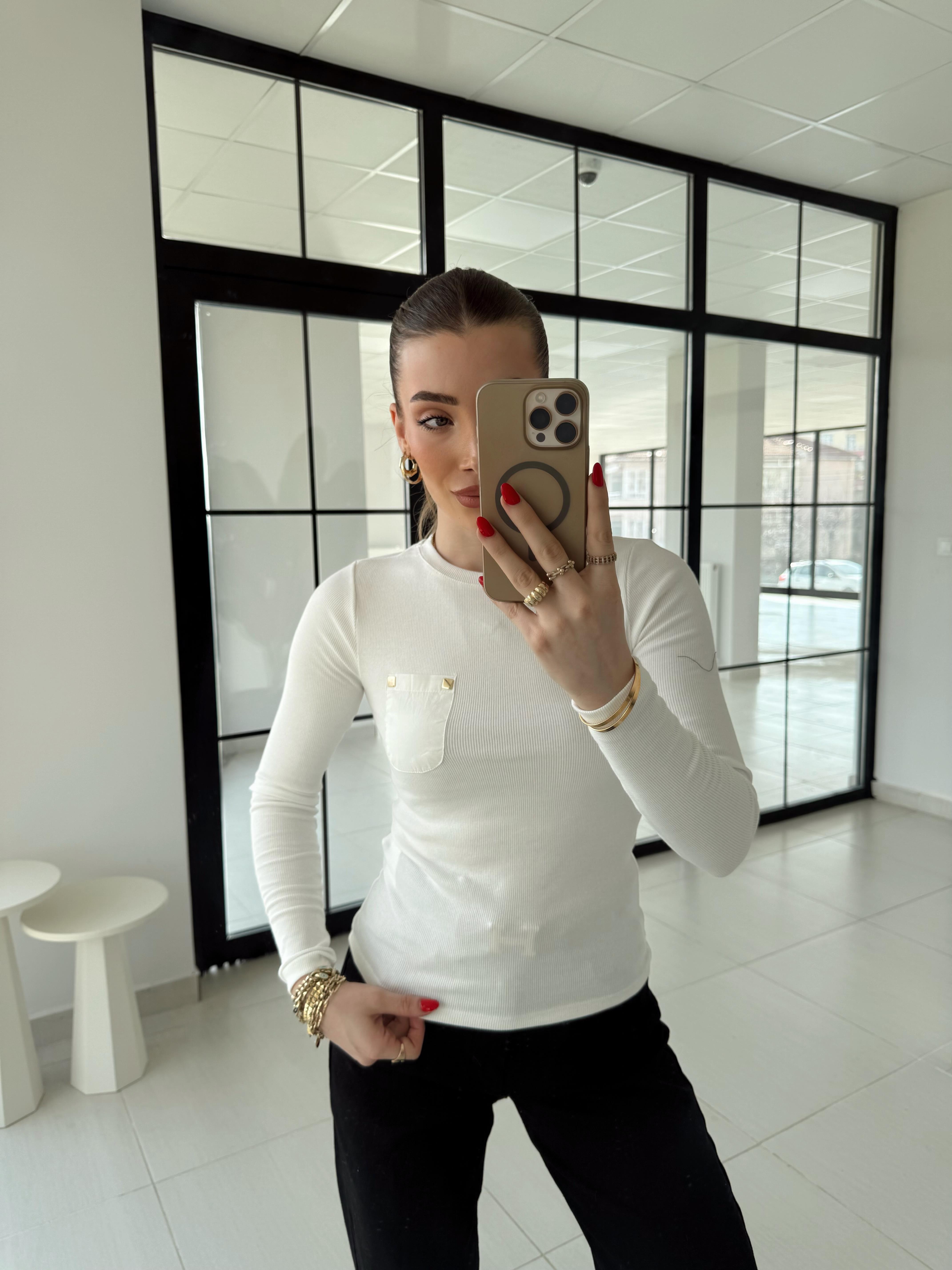 Beyaz KRL Bisiklet Yaka Metal Cep Detaylı Triko