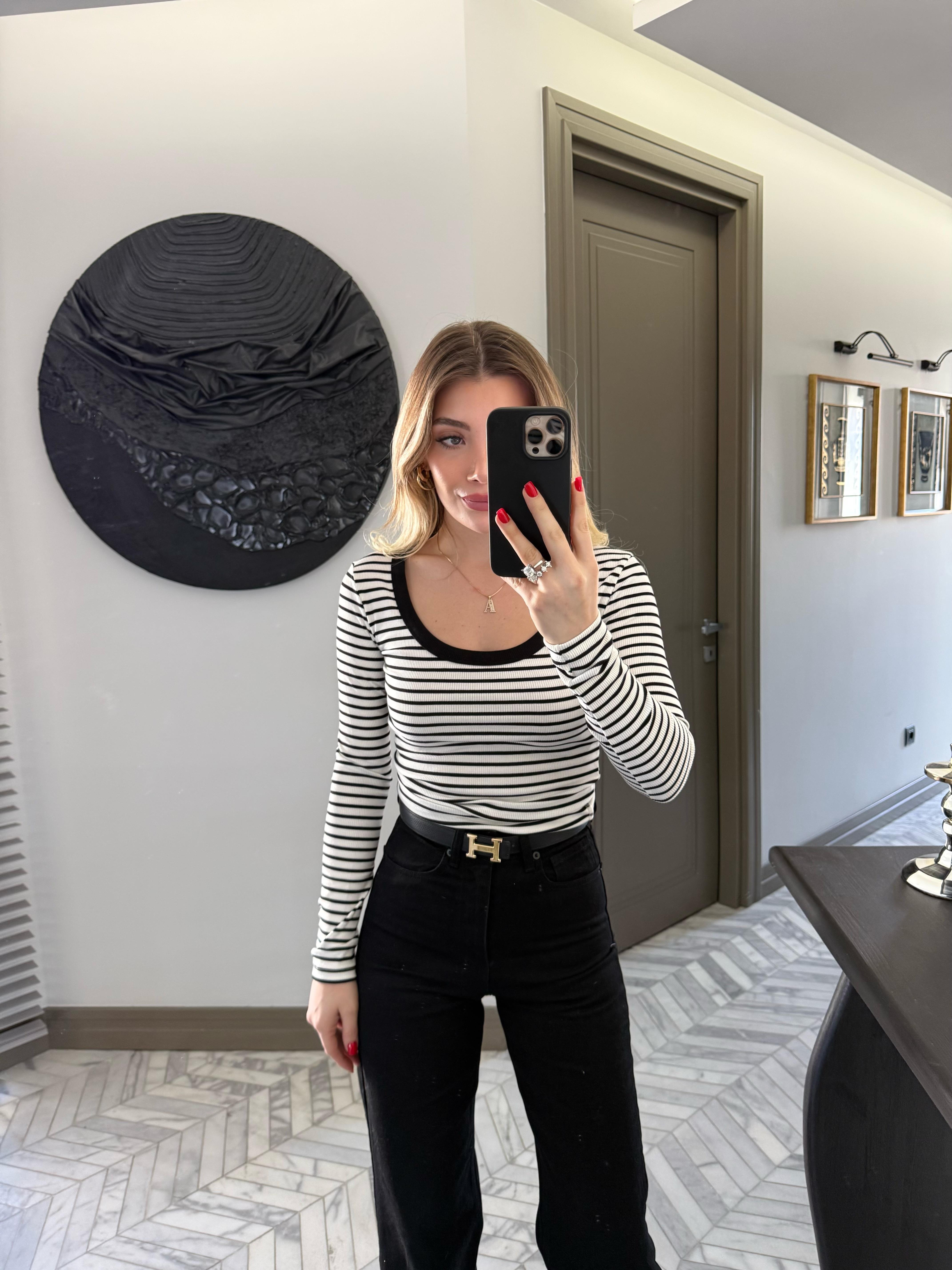 Beyaz Üzerine Siyah Çizgili Havuz Yaka Fitilli Triko Body