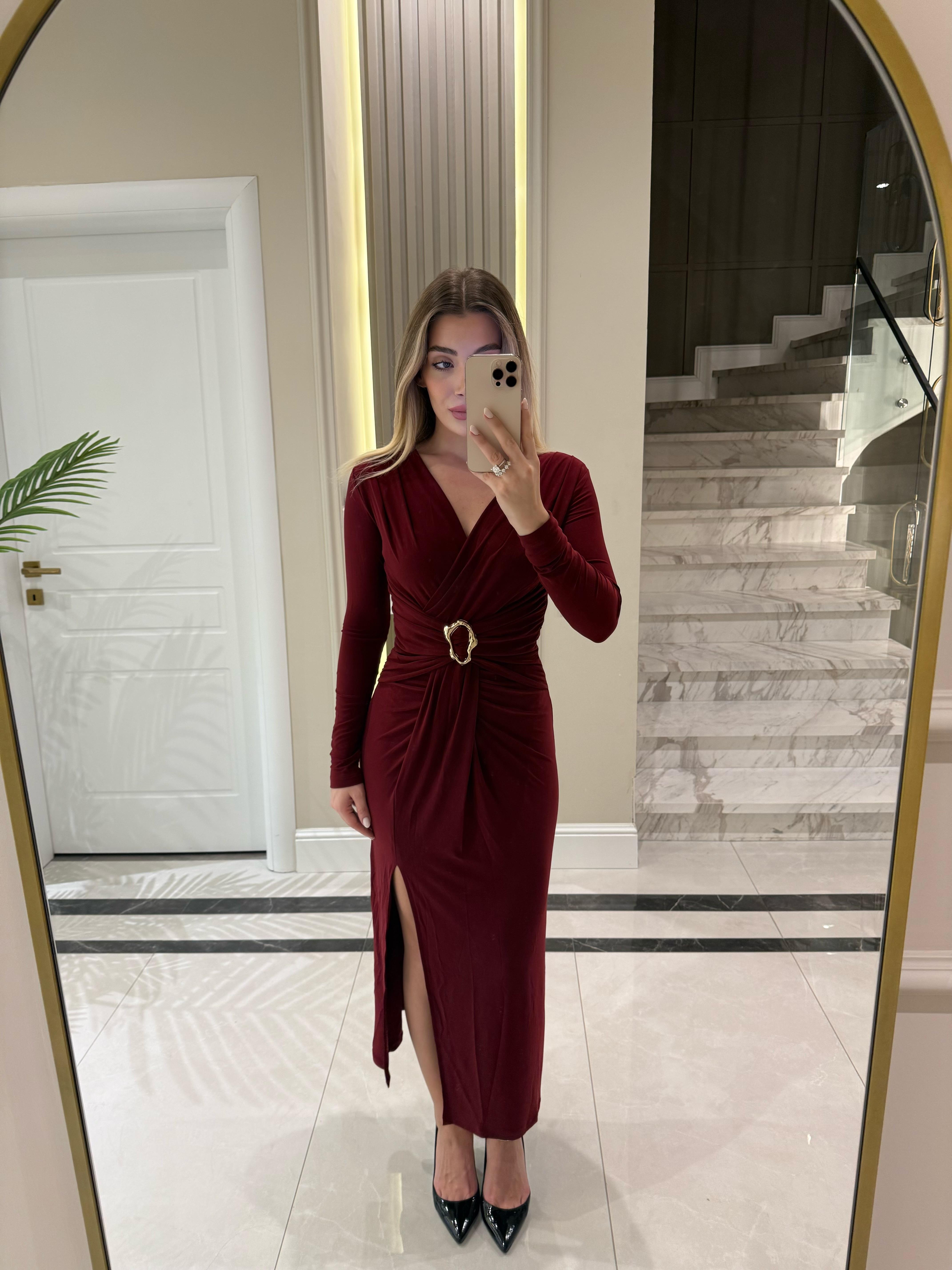 Bordo Broş Detaylı Yırtmaçlı Elbise